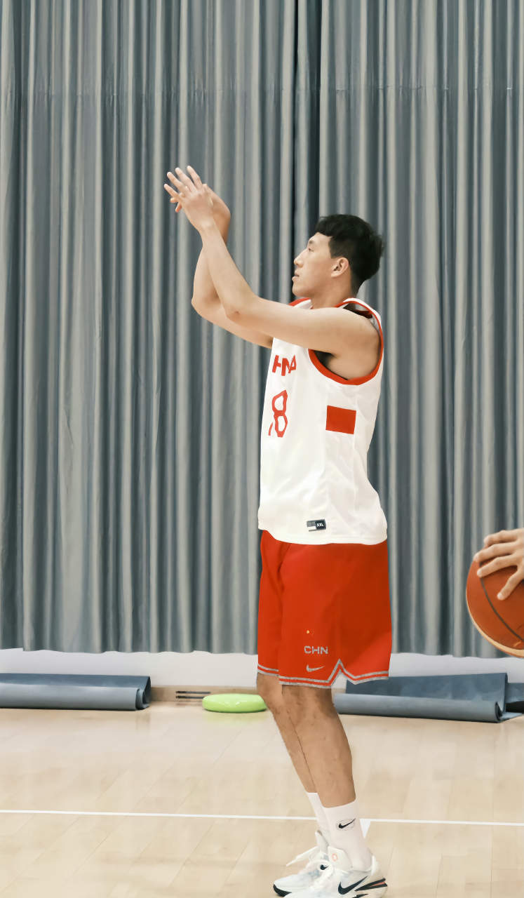 lol官方-包含深圳男篮训练开放日，今夜门线救险引欢呼，葡超在即，团队化学反应显著的词条